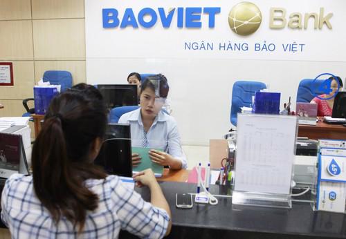 Khách hàng giao dịch tại BAOVIET Bank.<br>