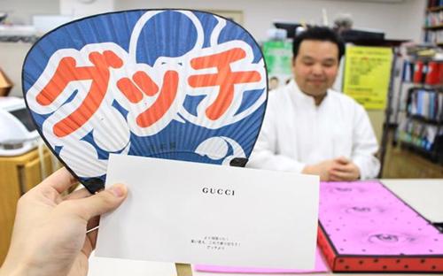 Quạt tre hiệu Gucci được bán tại Nhật với giá 257 USD - Ảnh: Nikkei.