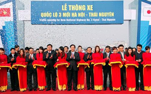 Thủ tướng Nguyễn Tấn Dũng cùng lãnh đạo các bộ, ngành, địa phương tại lễ thông xe sáng 18/1.<br>
