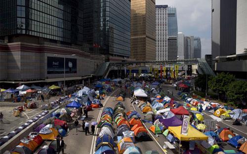 Người biểu tình dựng lều trên đường phố ở Hồng Kông - Ảnh: Bloomberg.<br>