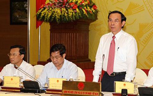 Bộ trưởng - Chủ nhiệm Văn phòng Chính phủ Nguyễn Văn Nên (phải) phát biển tại buổi họp báo thường kỳ của Chính phủ chiều 1/7.