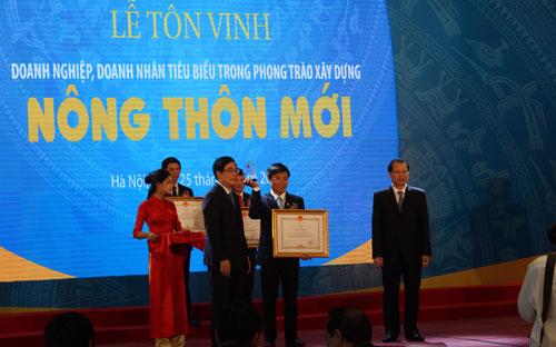 Ông Hoàng Trọng Dũng, Phó tổng giám đốc Công ty Cổ phần Phân bón Dầu khí
 Cà Mau nhận bằng khen của Thủ tướng Chính phủ trong buổi lễ tôn vinh 
doanh nghiệp, doanh nhân tiêu biểu trong phong trào xây dựng Nông thôn 
mới. 