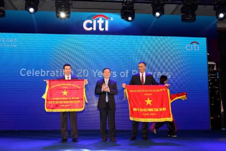Phó thống đốc Ngân hàng Nhà nước Đào Minh Tú thay đã trao tặng Cờ Thi đua của Chính phủ và Cờ Thi đua của Ngân 
hàng Nhà nước cho Citi Việt Nam. 