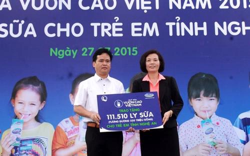 Bà Bùi Thị Hương, Giám đốc Điều hành Vinamilk trao tặng bảng tượng trưng
 111.510 ly sữa tương đương 520 triệu đồng cho Quỹ Bảo trợ trẻ em tỉnh 
Nghệ An.