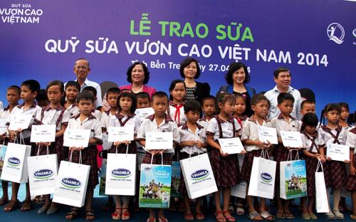 Đại diện "Quỹ sữa Vươn cao Việt Nam" trao tặng sữa trực tiếp cho trẻ em nghèo huyện Ba Tri, Bến Tre.