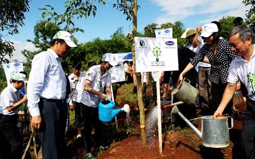 Đại diện lãnh đạo các bộ, ban ngành, lãnh đạo địa phương và Vinamilk cùng tham gia trồng cây với quỹ "1 triệu cây xanh cho Việt Nam" tại Điện Biên.