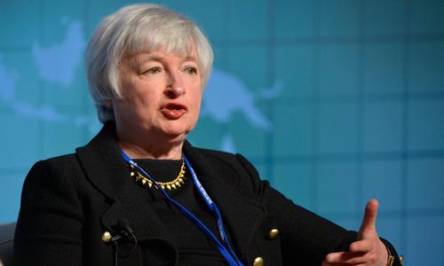 Chủ tịch FED cho biết bà dự báo lạm phát tại Mỹ sẽ trở lại mức 2% trong một vài năm tới. Tuy nhiên, FED sẽ không chờ đợi cho đến khi lạm phát chạm mức trên mới nâng lãi suất - Ảnh: The Standard Daily.<br>