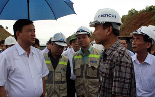 Ông Đinh La Thăng nghe báo cáo tình hình thực hiện dự án cao tốc Nội Bài - Lào Cai tại hiện trường.<br>