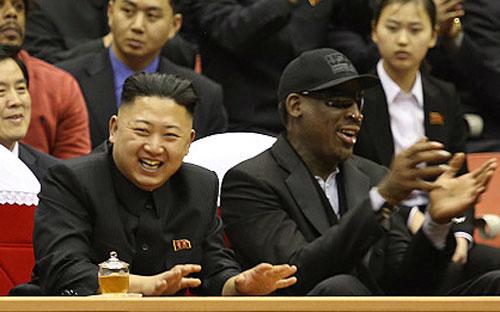 Cựu cầu thủ bóng rổ Mỹ Dennis Rodman và lãnh đạo Triều Tiên Kim Jong un - Ảnh: AP.<br>