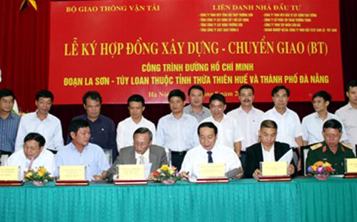 Lễ ký kết hợp đồng xây dựng - chuyển giao (BT) đầu tư xây dựng cao tốc La Sơn - Túy Loan.