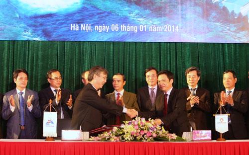 Lễ ký khoản tài trợ tín dụng 193,66 triệu USD giữa Ngân hàng Bưu điện Liên Việt với Công ty Điện Việt Lào.<br>