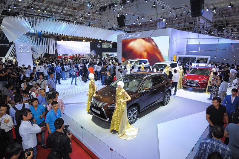 Gian hàng rộng 380m2 của Lexus luôn là một trong những gian hàng thu hút khách nhất tại Vietnam Motor Show 2015.