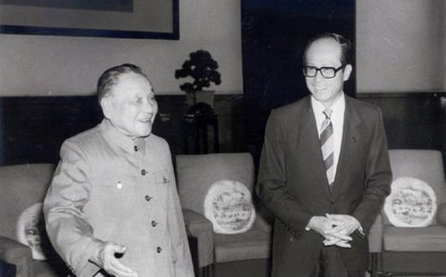 Ảnh chụp ông Lý Gia Thành (bên phải) và nhà lãnh đạo Trung Quốc Đặng Tiểu Bình được đăng trên trang web của quỹ Li Kashing Foundation, do ông Lý Gia Thành sáng lập - Ảnh: Li Ka Shing Foundation.