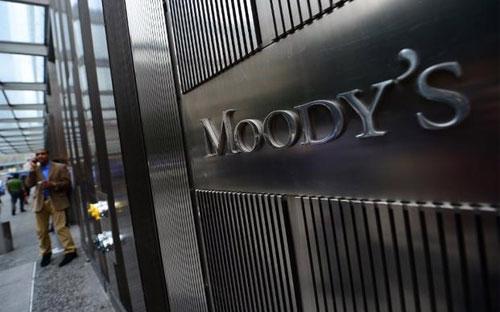 Moody’s cho rằng sẽ xem xét tiếp tục nâng bậc xếp hạng tín nhiệm cho 
Việt Nam trong trường hợp Việt Nam có sự cải thiện mạnh mẽ về tình trạng
 tài chính của hệ thống ngân hàng và doanh nghiệp nhà nước, điều này 
đồng nghĩa với việc giảm rủi ro nghĩa vụ nợ dự phòng đối với ngân sách 
của Chính phủ.