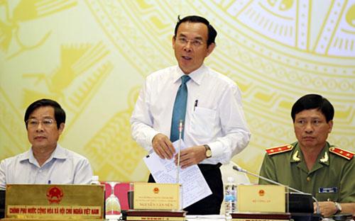 Bộ trưởng - Chủ nhiệm Văn phòng Chính phủ Nguyễn Văn Nên chủ trì buổi họp báo chiều 29/5.<br>