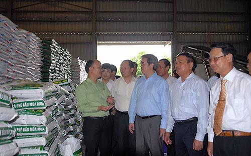 Đoàn lãnh đạo Ngân hàng Nhà nước thăm mô hình sản xuất của Công ty Tiến Nông (Thanh Hóa).<br>