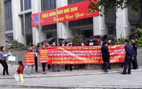 Nhóm khách hàng tập trung trước trụ sở Tập đoàn Dầu khí Việt Nam để đòi quyền lợi cho mình.<br>