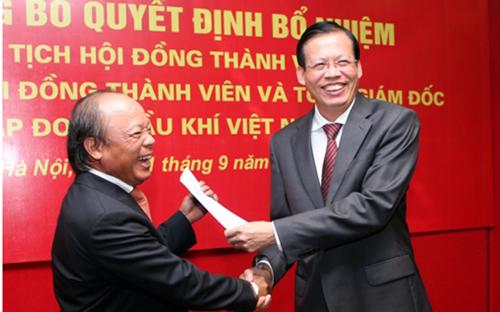 Ông Đỗ Văn Hậu (bên trái) và ông Phùng Đình Thực. Theo Nghị định 50 và 51 của Chính phủ, thù lao cao nhất cho chủ tịch hội đồng thành viên một doanh nghiệp Nhà nước là 36 triệu đồng/tháng, tương đương 432 triệu đồng/năm.<br>