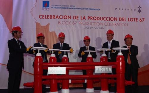 Thứ trưởng Bộ Công Thương Lê Dương Quang và lãnh đạo Petro Vietnam cùng các đối tác tại lễ mở van xuất bán dòng dầu đầu tiên tại Peru.<br>