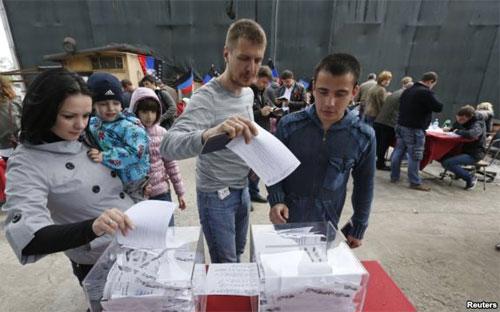 Cuộc trưng cầu dân ý tại hai vùng Donetsk và Luhannsk - Ảnh: Reuters.