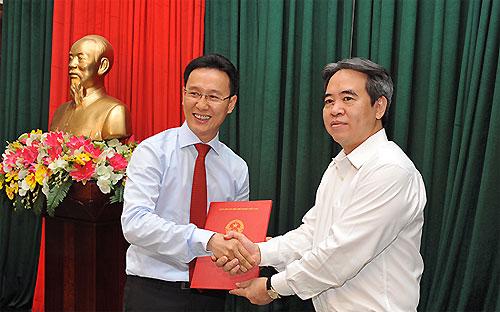 Thống đốc Nguyễn Văn Bình trao quyết định bổ nhiệm cho ông Lê Thanh Tùng (bên trái).<br>