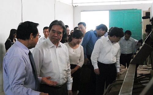 Thống đốc Nguyễn Văn Bình thăm nhà máy của Công ty Hùng Cường tại Hà Giang.<br>