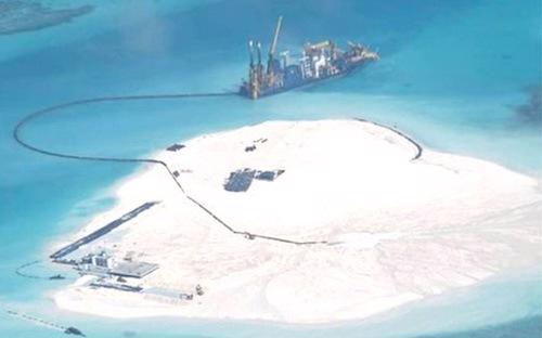 Tàu Trung Quốc tiến hành xây đảo nhân tạo trái phép tại đá Gạc Ma, thuộc quần đảo Trường Sa của Việt Nam - Ảnh: AP.