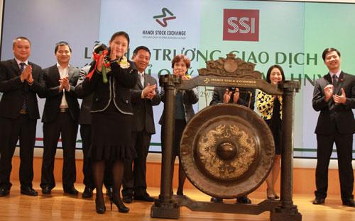 Bà Lê Thị Lệ Hằng - Tổng giám đốc SSIAM, đánh cồng khai trương giao dịch chứng chỉ quỹ ETF SSIAM-HNX30.