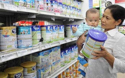 Từ đầu tháng 3 năm nay, khi có hiện tượng tăng giá sữa bất hợp lý trên 
thị trường, Bộ Tài chính đã cử các đoàn thanh tra thực hiện thanh tra 
việc tăng giá tại 5 doanh nghiệp kinh doánh sữa lớn trên thị trường - Ảnh minh họa. 