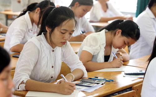 Lần đầu tiên Việt Nam áp dụng tuyển vào đại học trên cơ sở kết quả thi tốt nghiệp Trung học phổ thông.<br>