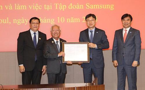 Lãnh đạo UBND TP.HCM trao giấy chứng nhận đầu tư tại trụ sở chính của tập đoàn Samsung ở Hàn Quốc.