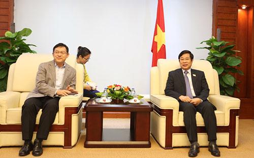 <font size="2" face="Arial, Verdana">Bộ trưởng Bộ Thông tin và Truyền thông&nbsp;Nguyễn Bắc Son tiếp Tổng giám đốc Tổ hợp Samsung Việt Nam.</font>