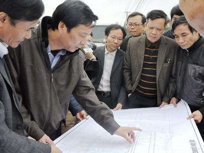 Chủ tịch Quảng Ninh, ông Nguyễn Văn Đọc trong chuyến thị sát mặt bằng dự án sân bay Quảng Ninh tháng 2/2015.<br>