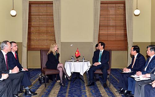 Thủ tướng Nguyễn Tấn Dũng đối thoại với một số doanh nghiệp hàng đầu Australia ngày 17/3.<br>