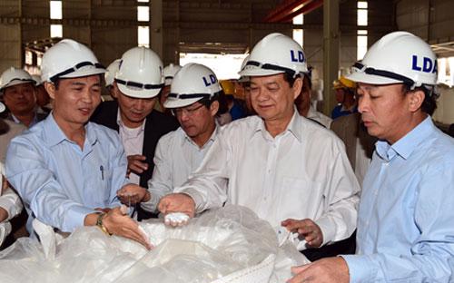 Thủ tướng kiểm tra sản phẩm alumin tại nhà máy Tân Rai.<br>