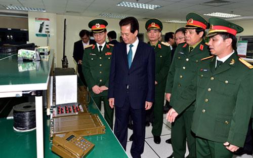 Thủ tướng Nguyễn Tấn Dũng cùng một số lãnh đạo bộ, ngành thăm các cơ sở nghiên cứu, sản xuất thiết bị viễn thông, phần mềm của Viettel.<br>