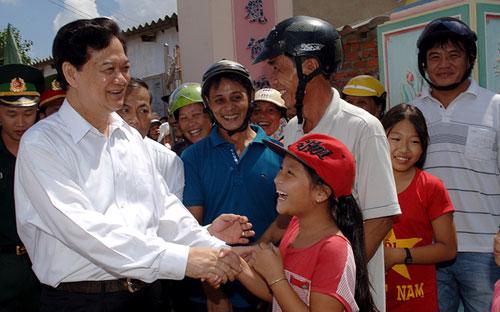 Thủ tướng Nguyễn Tấn Dũng chia vui với người dân Lý Sơn sau khi huyện đảo này có điện lưới quốc gia.<br>