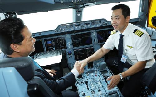 Thủ trướng Nguyễn Tấn Dũng thị sát khoang lái máy bay thế hệ mới A350.<br>