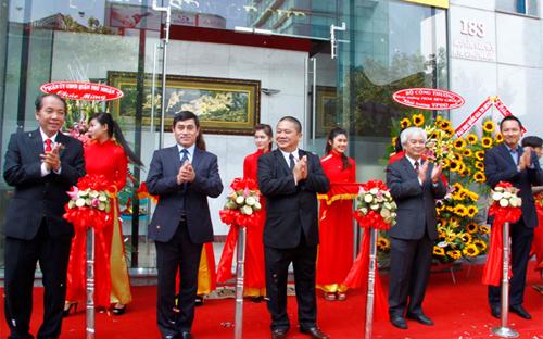 Ban Lãnh đạo Tập đoàn Hoa Sen và các quan khách cắt băng khai trương Văn phòng Đại diện Tập đoàn.