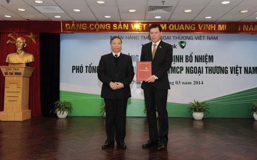 Chủ tịch Hội đồng Quản trị Vietcombank trao quyết định bổ nhiệm chức vụ Phó tổng giám đốc cho ông Phạm Mạnh Thắng.<br>
