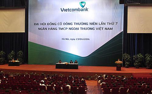Ông Nghiên Xuân Thành, Tổng giám đốc Vietcombank: “Với việc thực hiện các chuẩn mức tốt hơn, lợi nhuận sẽ bị ảnh hưởng 
nhất định, nhưng để hoạt động bền vững hơn như vậy thì tôi nghĩ các cổ 
đông cũng có thể chia sẻ”.