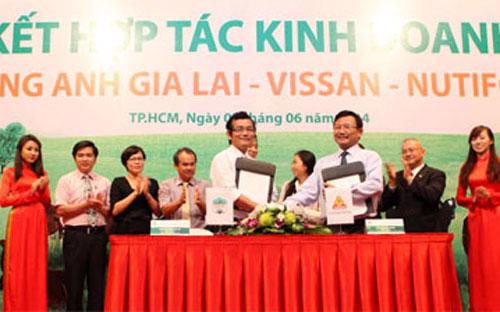 Đại diện Công ty Hoàng Anh Gia Lai và Vissan ký hợp tác thỏa thuận hợp tác kinh doanh.