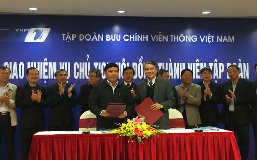 Lễ ban giao nhiệm vụ Chủ tịch VNPT giữa ông Phạm Long Trận (bên trái) và ông Trần Mạnh Hùng, hồi tháng 12/2014.<br>