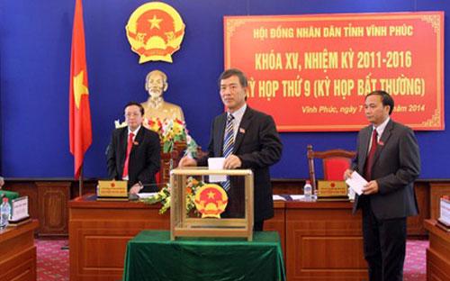 Đại biểu Hội đồng Nhân dân Vĩnh Phúc bỏ phiếu bầu ông Vũ Chí Giang giữ chức Phó chủ tịch UBND tỉnh.<br>