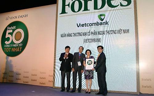 Tạp chí Forbes Việt Nam đánh giá: Vietcombank có cơ cấu thu nhập đa dạng
 so với nhiều ngân hàng thương mại lớn tại Việt Nam khi duy trì vị thế 
dẫn đầu với tài trợ thương mại (chiếm 30% thị phần) và thanh toán quốc 
tế (chiếm 16,32% thị phần).