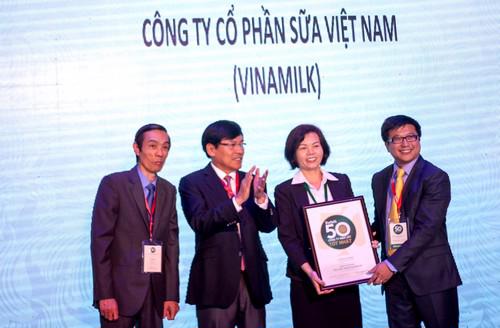 Bà Bùi Thị Hương, Giám đốc điều hành Vinamilk đại diện công ty nhận 
giải thưởng “Vinamilk là 1 trong 50 công ty niêm yết tốt nhất Việt Nam 
năm 2014” do tạp chí Forbes trao tặng.