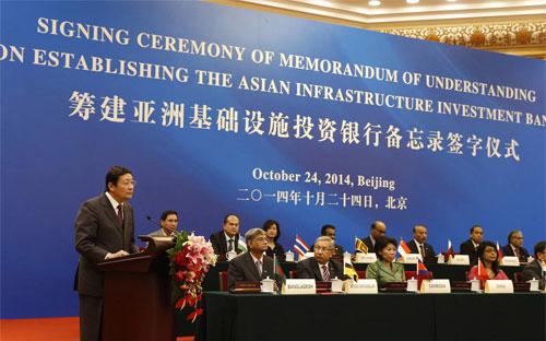 Lễ ký kết thỏa thuận thành lập Ngân hàng Đầu tư hạ tầng Châu Á (AIIB) tại Bắc Kinh, Trung Quốc tháng 10/2014 - Ảnh: Reuters/WSJ.<br>