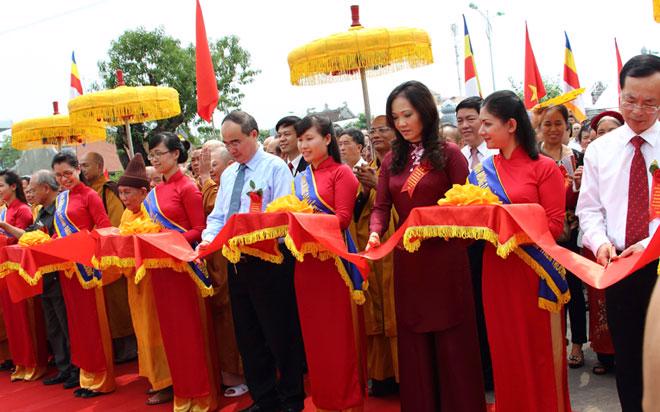 Buổi lễ có sự tham dự của Chủ tịch Uỷ ban Trung ương Mặt trận Tổ Quốc Việt Nam Nguyễn Thiện Nhân.