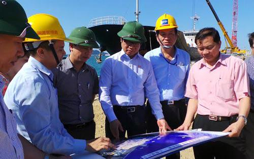 Chủ tịch VCCI Vũ Tiến Lộc (người đứng giữa) tìm hiểu thực tế tại dự án của Formosa - Ảnh: PT.<br>