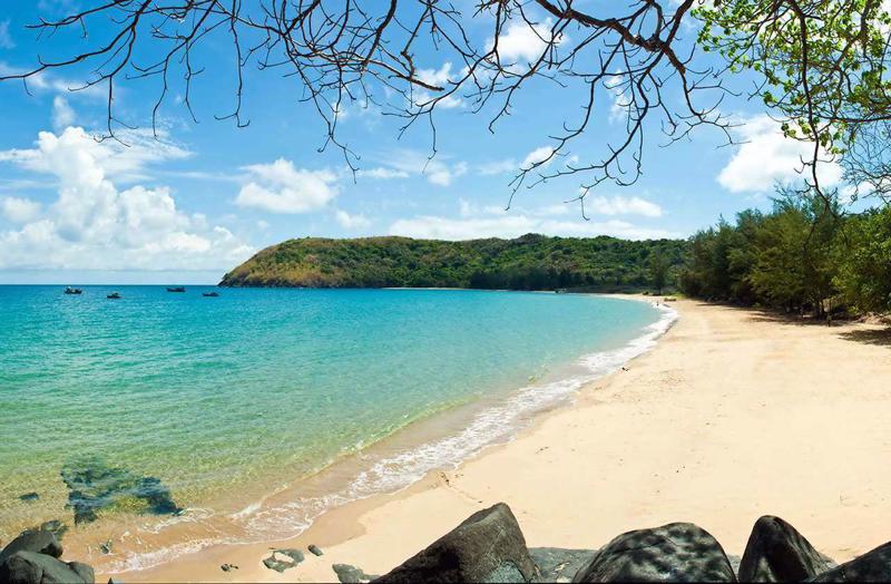 Côn Đảo: Côn Đảo - một địa điểm với cảnh quan đẹp lung linh và không khí trong lành. Bạn sẽ được trải nghiệm cảm giác xao xuyến trong thành phố du lịch này, đắm mình trong những trải nghiệm tuyệt vời về biển đẹp và ẩm thực phong phú.